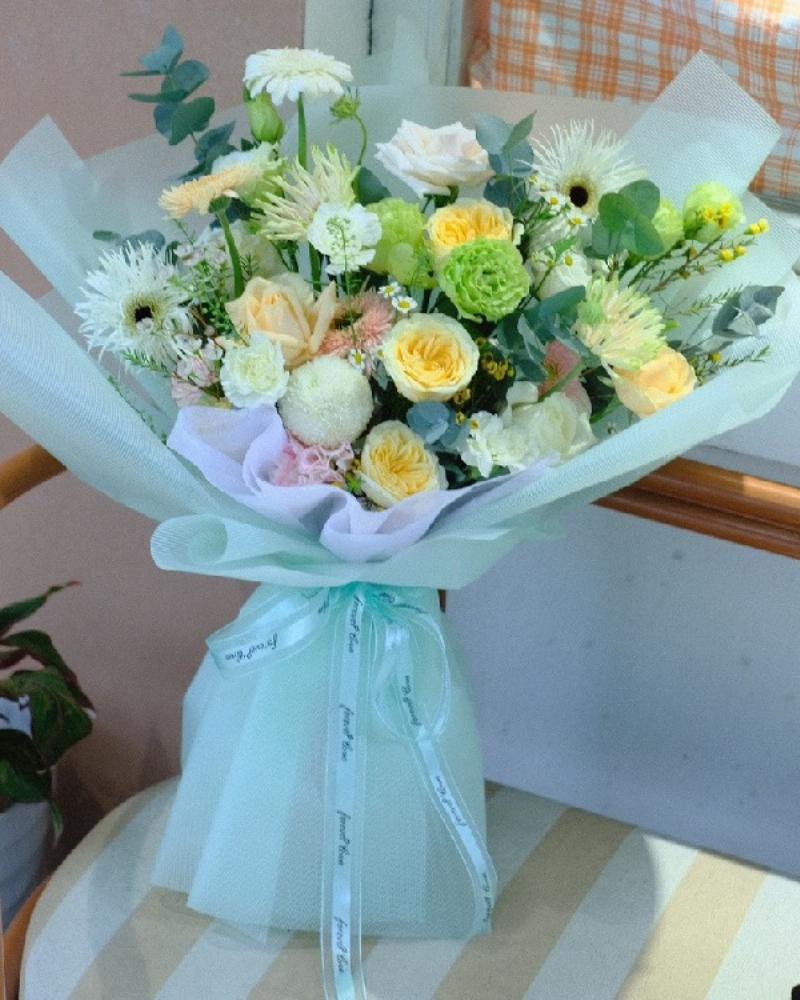 Bó hoa đồng tiền màu đỏ rực rỡ, biểu tượng cho tình yêu nồng cháy và năng lượng tích cực.